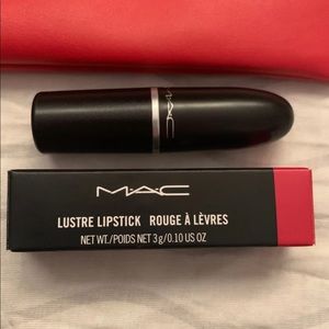 MAC LUSTERING LIPSTICK